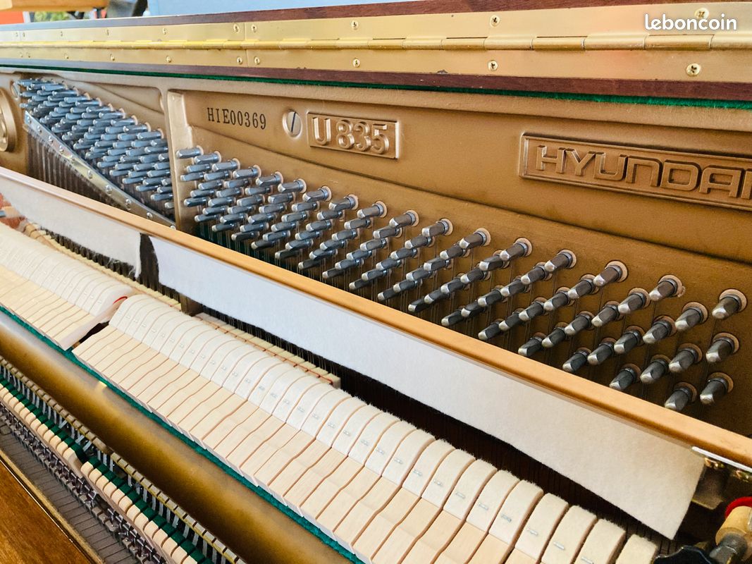 Piano droit d'expression Hyundai U835 bois (image 2)