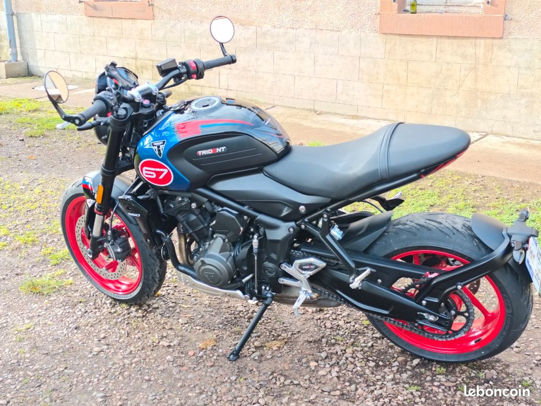 Triumph Trident triple tribute Motos