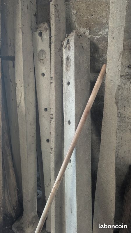 Vends plusieurs poteaux béton de clôture, anciens mais utilisables (image 3)