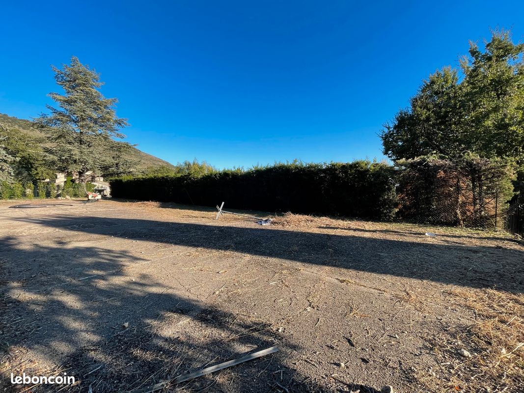 Terrain 1050 m² · à Saint-Vallier-de-Thiey · 215 000 €
