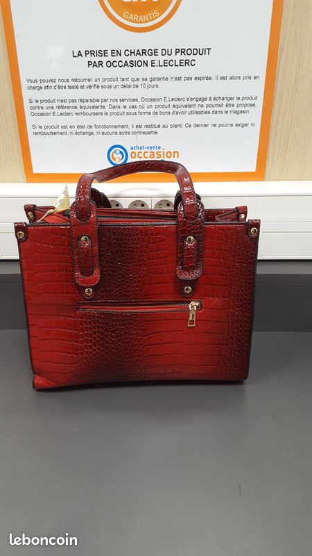 TRES JOLI SAC A MAIN ROUGE en très bon état Accessoires Bagagerie