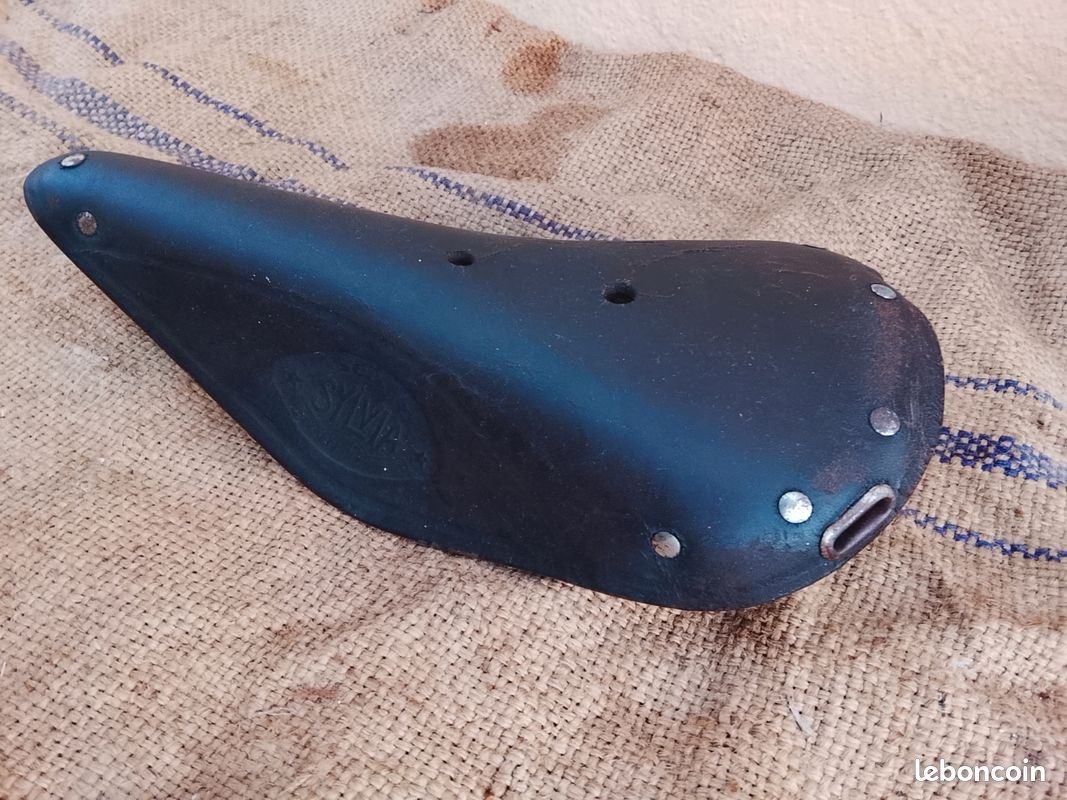 Selle De Vélo Idéale 88, En Cuir, Fabriquée En France - Pour Peugeot, Singer, Routens - Neuf Avec Défauts Mineurs