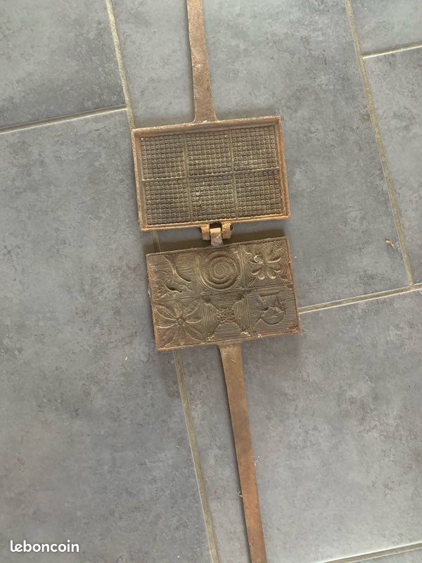 Ancien gaufrier en fonte (image 4)