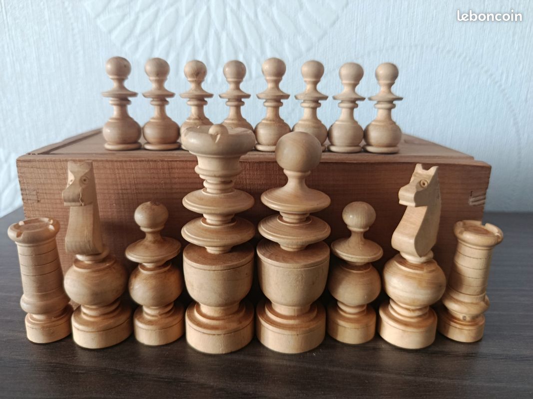 Lot de pièces d'échecs Régence en bois - Collection