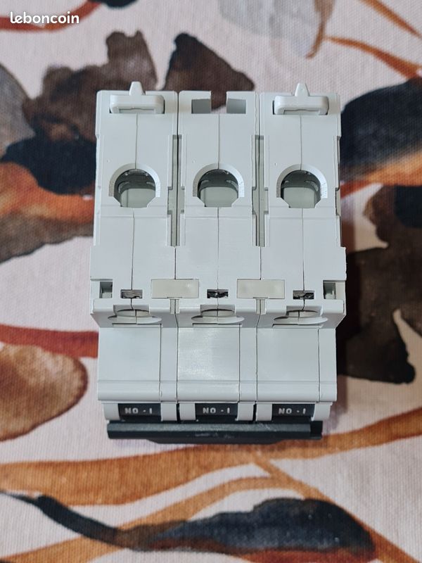 Disjoncteur schneider électric 3p 32a (image 3)