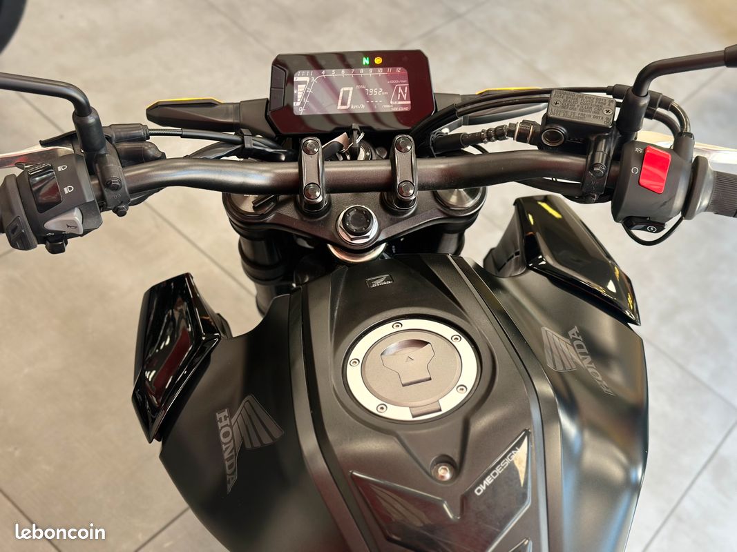 Honda CB125R Noire - Faible kilométrage - Poignées chauffantes - Support de plaque court (image 4)