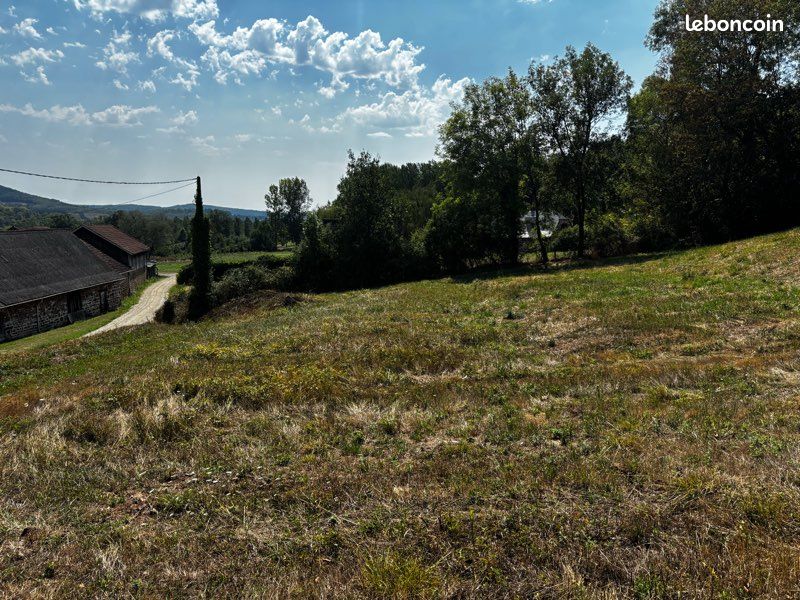 Terrain 1900 m² · à Saint-Pantaléon-de-Larche · 32 000 €