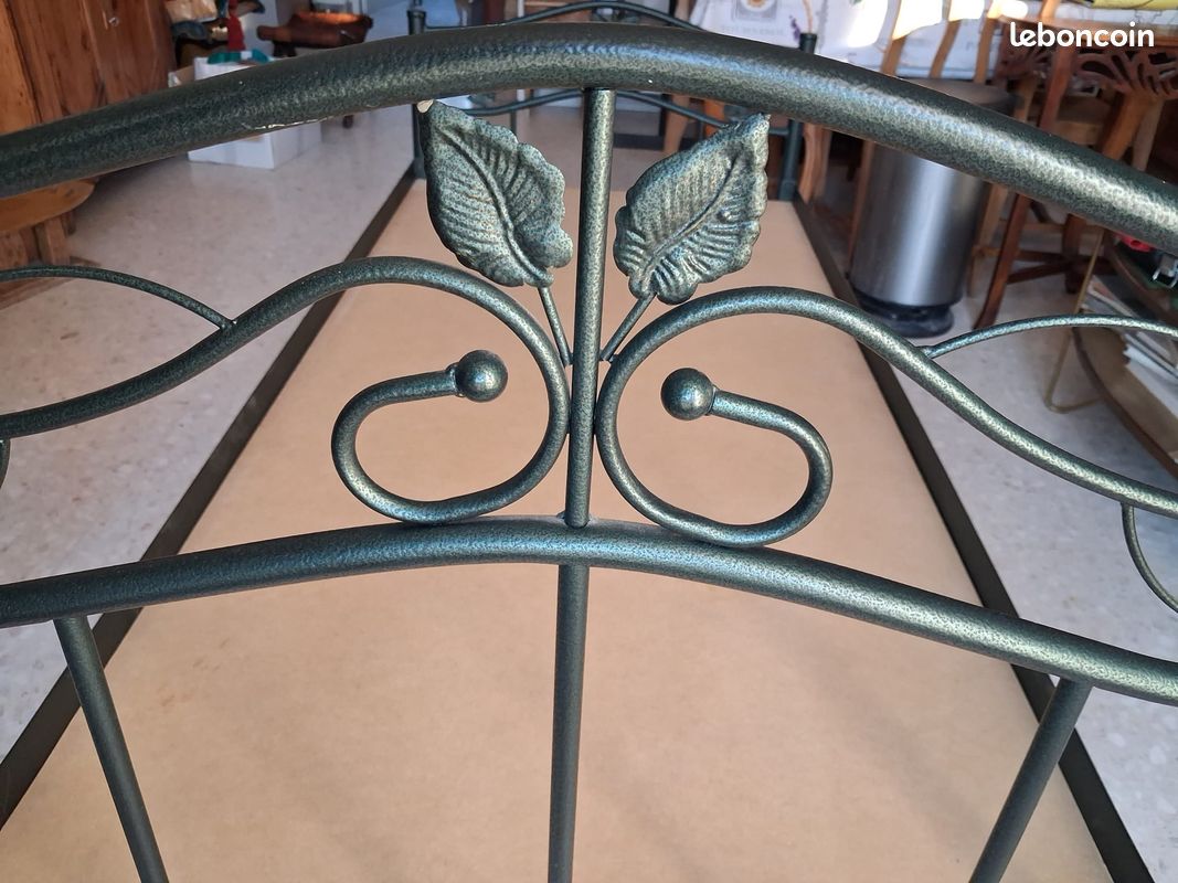 Un lit en métal vert foncé métallisé (image 4)