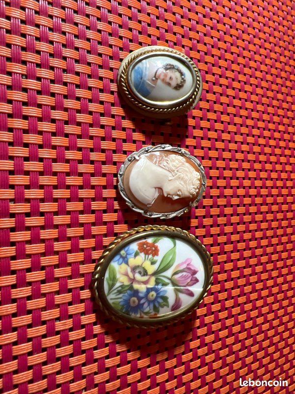 Lot De 2 Broches Anciennes Camée - Coquillage Et Porcelaine Sur Métal Doré - Occasion Bon état
