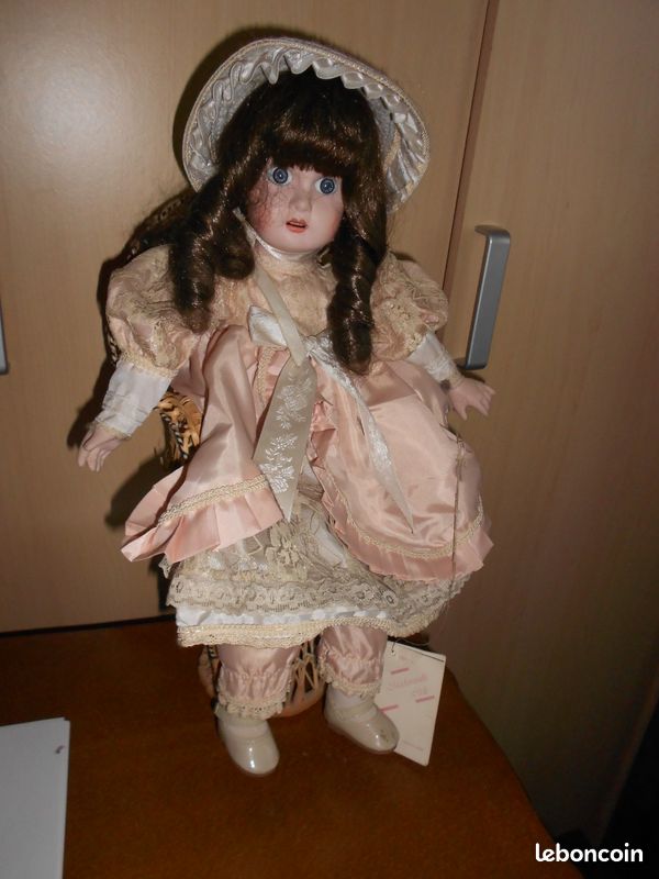 Poupée en porcelaine et fauteuil en rotin (image 2)