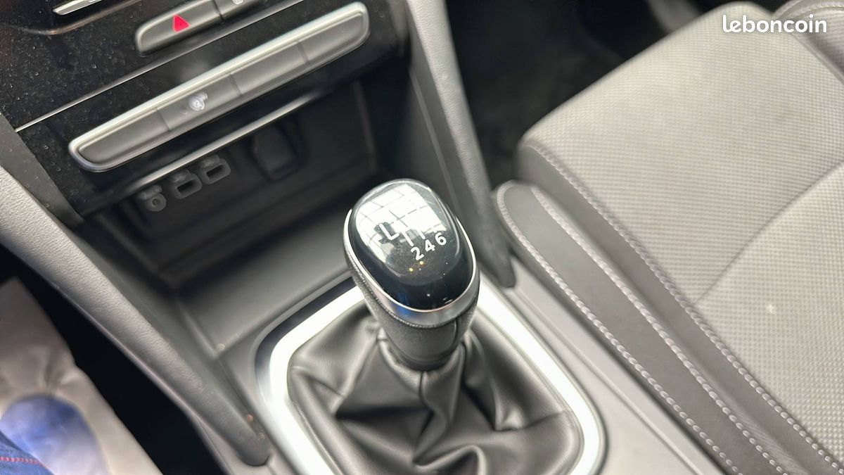 Renault megane iv berline blue dci 115 evolution (image 16)