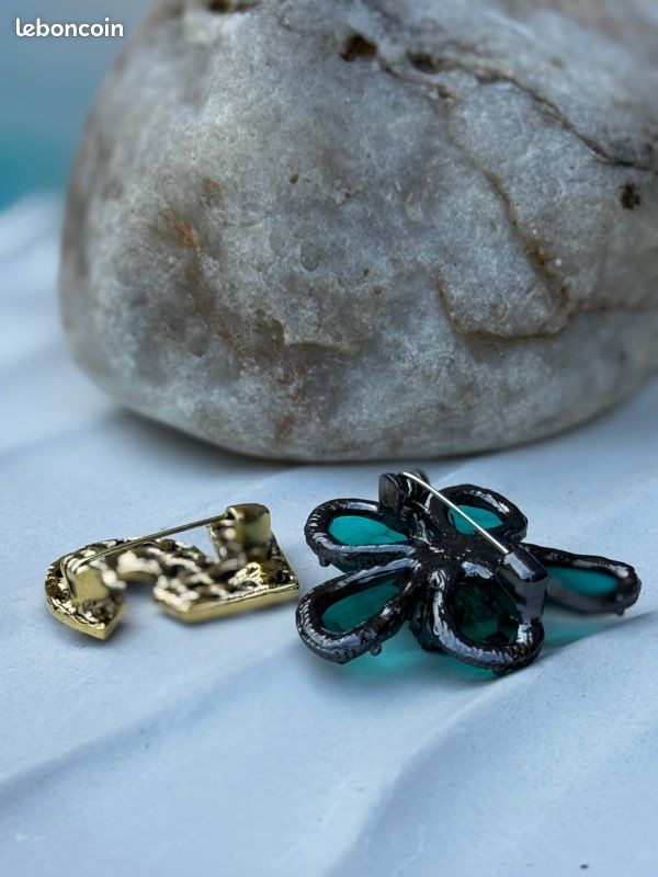 Broche Ancienne Dôme Floral - Cristal Vert émeraude, Métal Argenté, Occasion