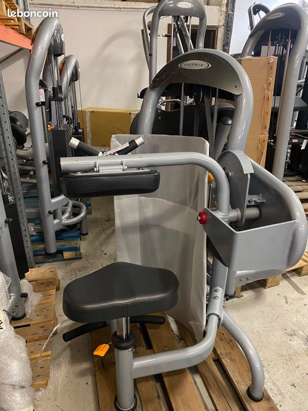 machine à câbles croisés réglable autoportante. Multi-station | Matrix Fitness
