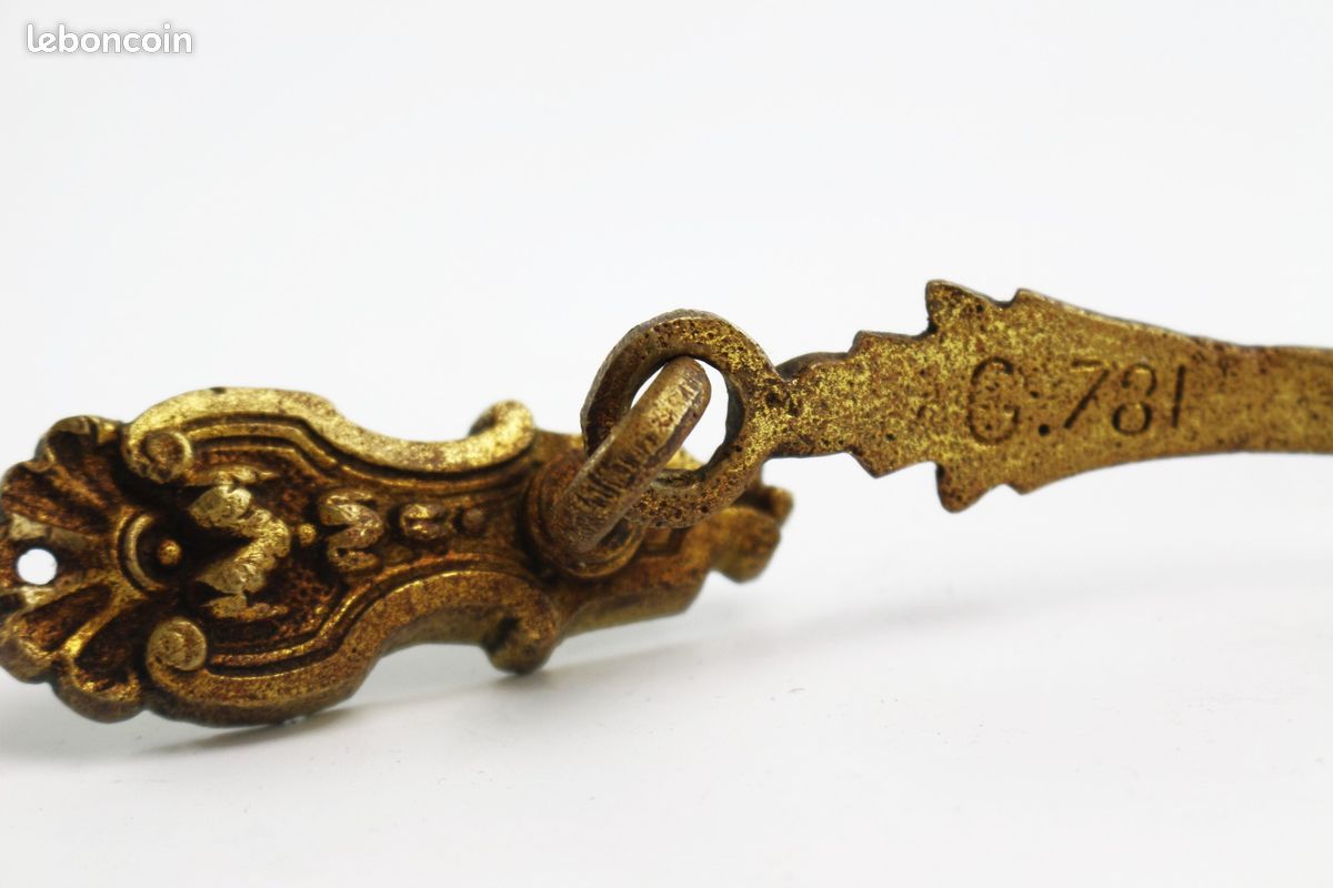 Paire d'Appliques De Style Louis XV Rocaille En Bronze Doré