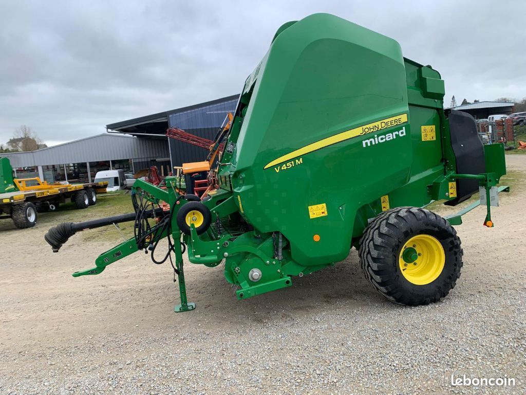 John Deere 451M (image 10)