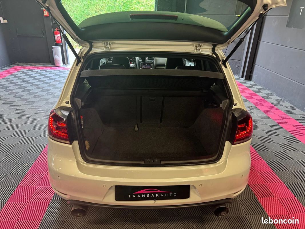 Volkswagen GOLF 6 GTI 2.0 TSI DSG Adidas / Dynaudio / Toit ouvrant panoramique / Sièges Chauffants (image 46)