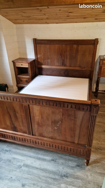 Lit double ancien en noyer travaillé (image 1)