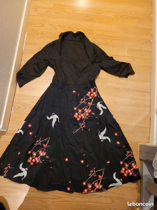 Robe pin up (image 1)