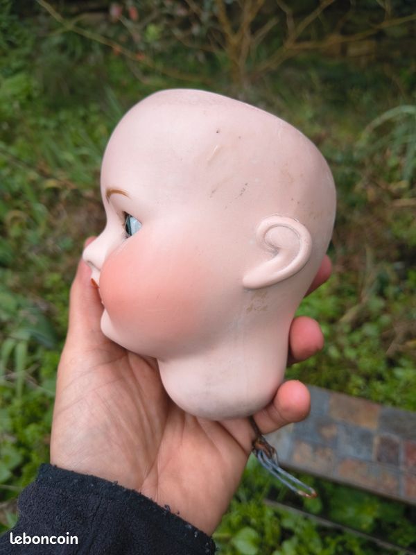 Poupée tête porcelaine SFBJ, moule 60 taille 2, yeux bleus dormeurs, corps articulé