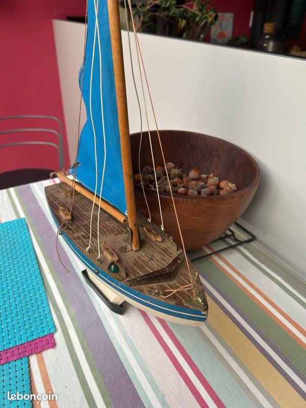 Bateau Voilier De Bassin BORDA En Bois Avec Feux De Position - Reproduction Vintage, Occasion