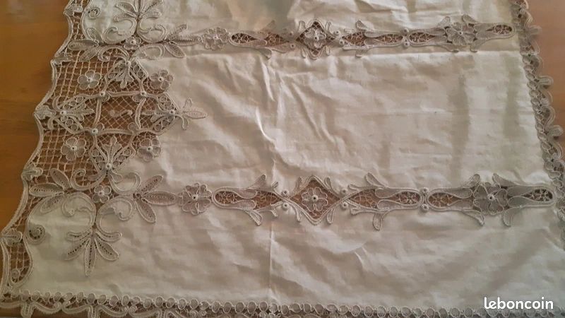 Col ancien en linon blanc brodé N 31b