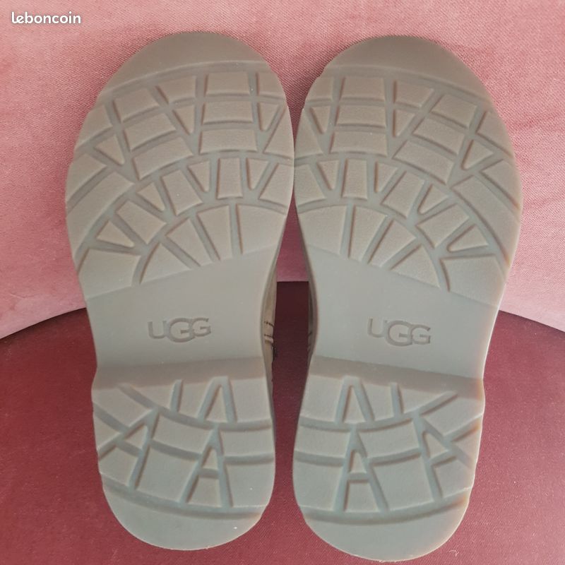 Bottines enfant UGG neuves (image 3)