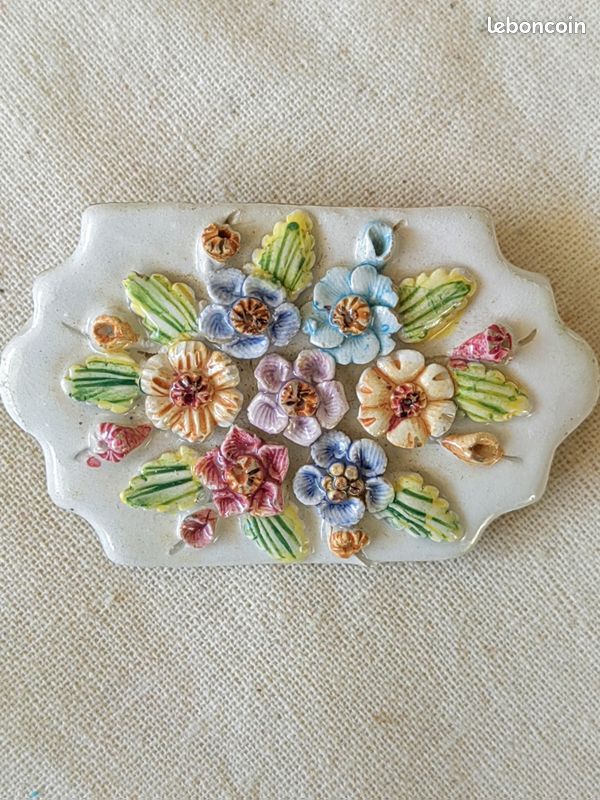 Broche Vintage Ancienne à 3 Fleurs En Céramique - Monture Métal Doré - Occasion Bon état