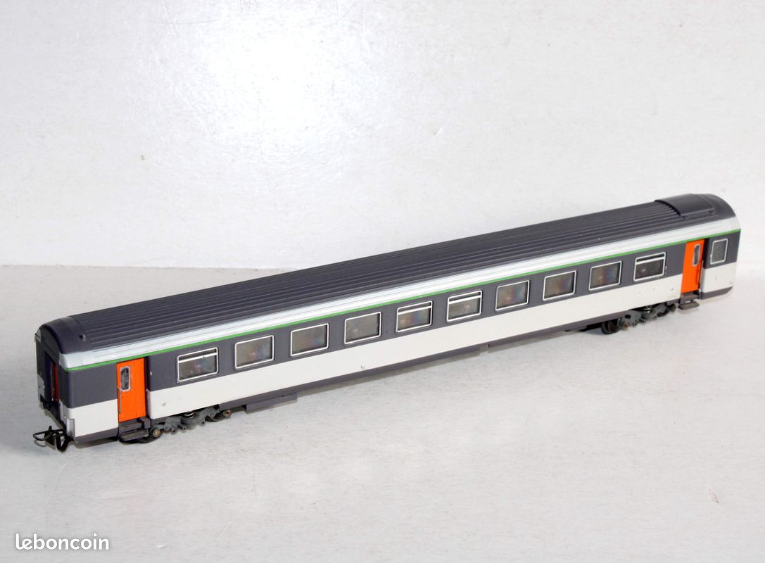 JOUEF HO 5116 VOITURE A RIVET MIXTE VOYAGEUR 2e Cl. FOURGON OCEM RA SNCF AMENAGÉ | Laur'Art JOUEF HO 5116 VOITURE A RIVET MIXTE VOYAGEUR 2e Cl. FOURGON OCEM RA SNCF AMENAGÉ | Laur'Art