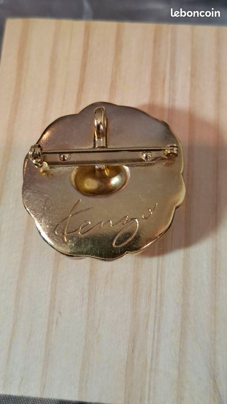 Broche Ancienne En Lucite Gravée à L'envers - Motif 3 œillets Fleuris - Vintage