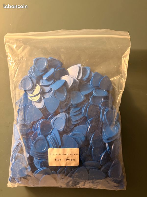 600 Thick plastic triangle pry piece (image 1)