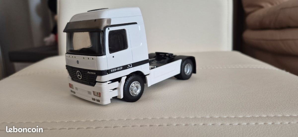 Coche miniatura Mercedes Actros 1/18 Eligor rojo - Coches-miniaturas.es