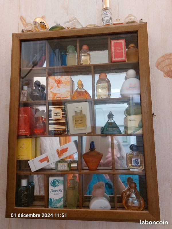 Vitrine avec flacons vides (image 1)