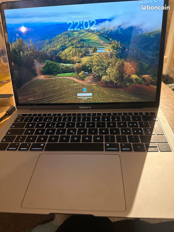 MacBook Air (image 2)