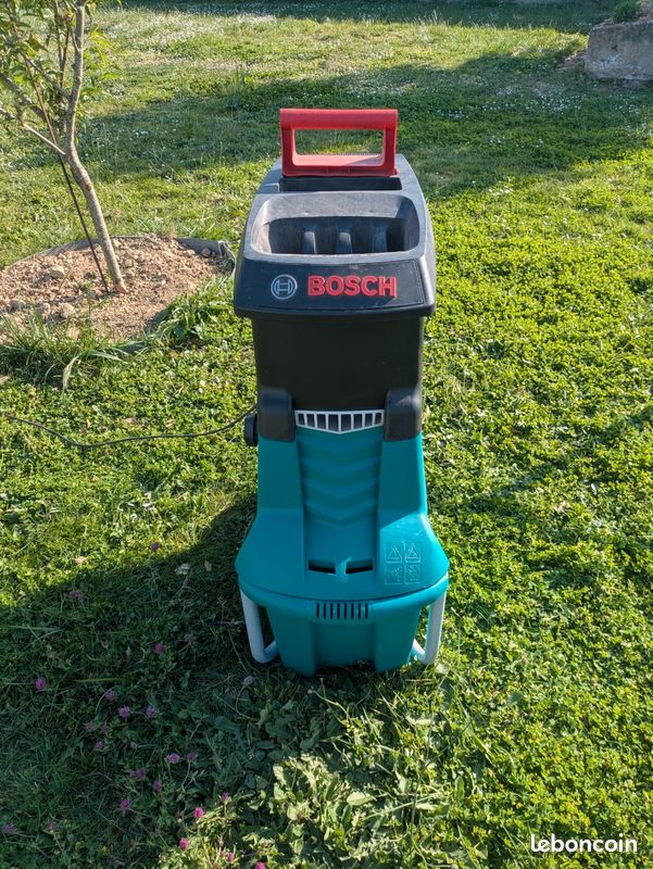 Loc Broyeur de végétaux Bosch – aide entretien jardin (image 1)