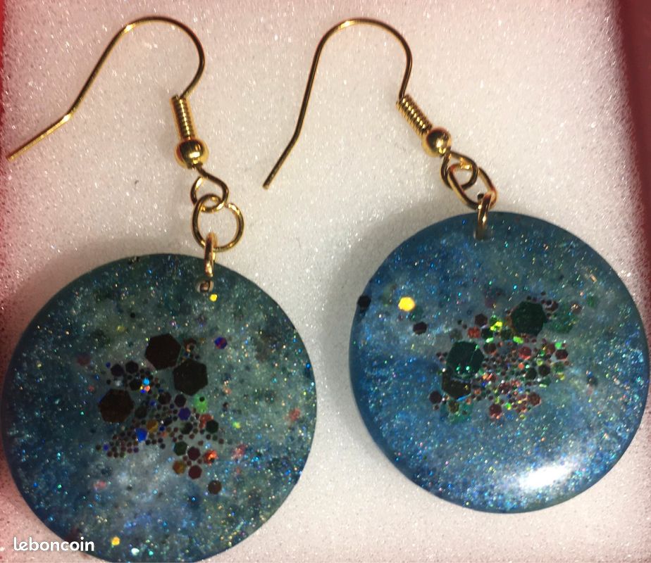 Boucles d’oreille rondes en résine bleu paillettes multicolores (image 1)