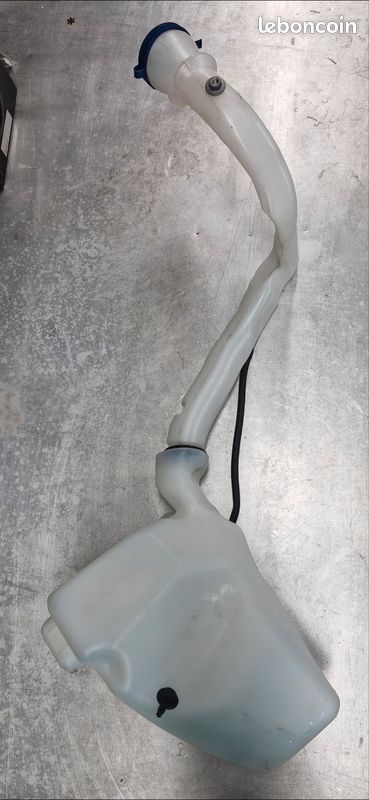 Réservoir et pompe lave-glace Peugeot 208 (image 2)