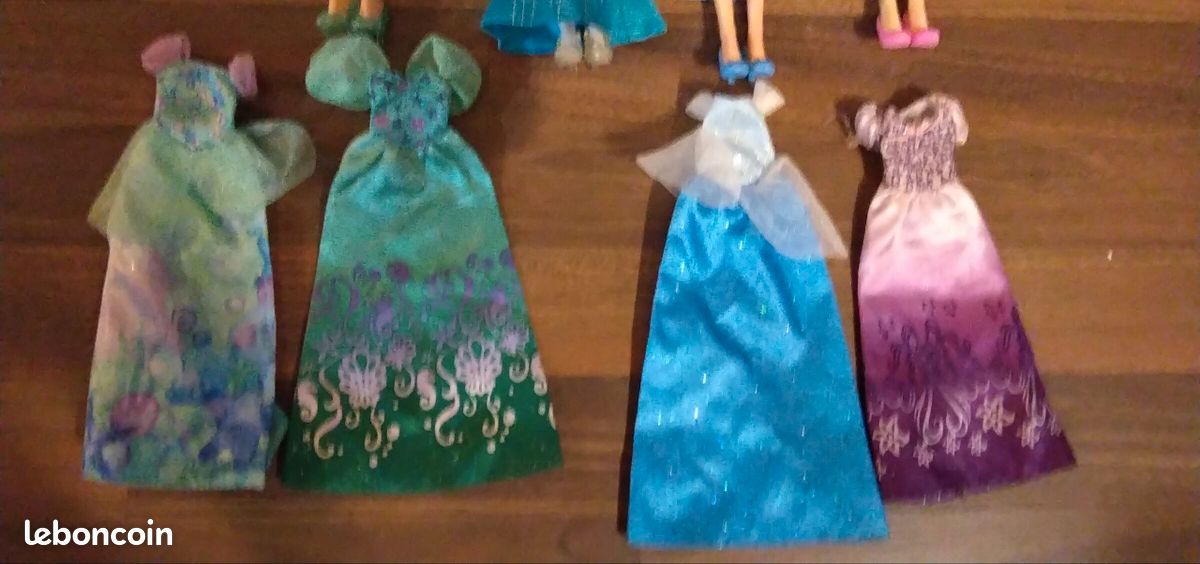 4 poupées + vêtements (image 10)