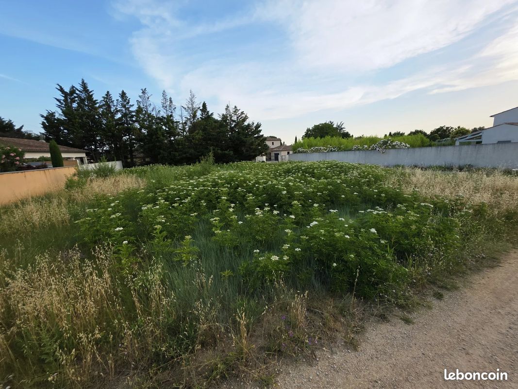 Terrain 930 m² · à Saint-Quentin-la-Poterie · 930 m² · 214 000 €