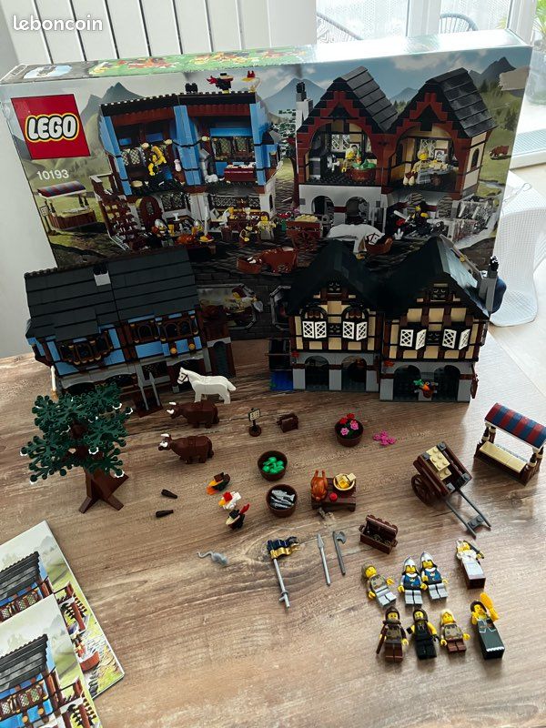 LEGO Castle 10193 : Medieval Market Village Castle (image 1)