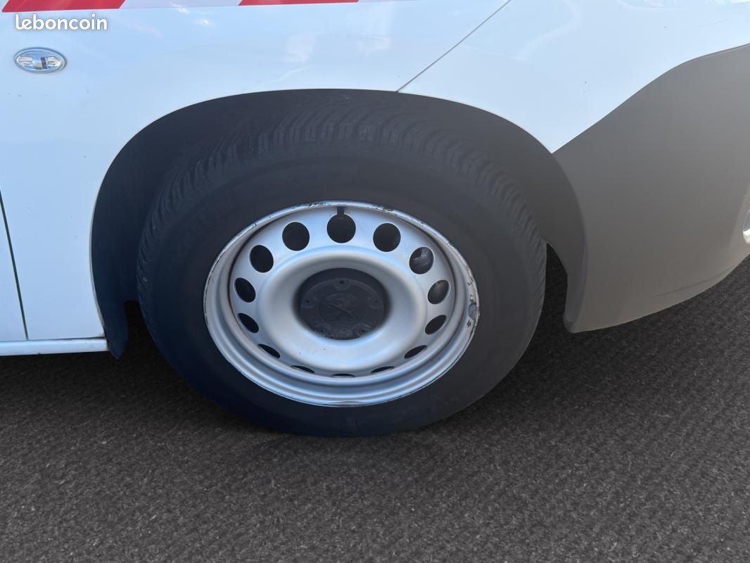 Peugeot Partner FOURGON STANDARD 650 KG BLUEHDI 130 S&S BVM6 ASPHALT (image 18)