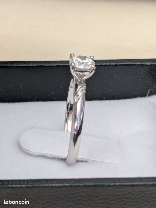 Solitaire épaulé or blanc 18K serti de 1 diamant de 0.40ct de forme brillant G-SI. épaulé de 6 diamants de forme brillant pour un poids de 0.44ct (image 2)