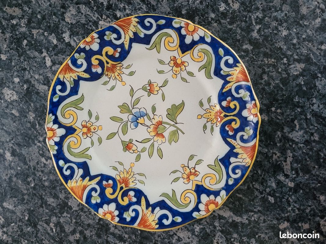 Rouen. Assiette en faïence corne d'abondance et papillons, XVIIIe