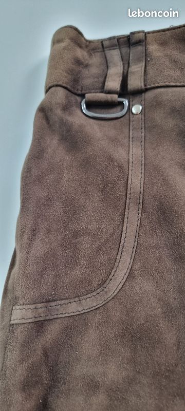 Jupe daim marron, coupe courte et ajustee (image 2)