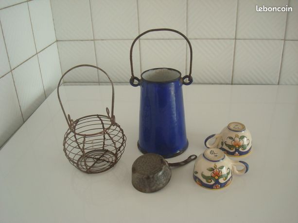 Vase signé en faïence bleue turquoise
