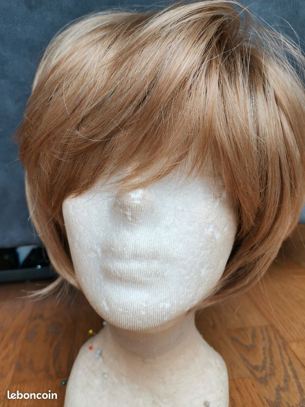Perruque synthétique courte blond cuivré (image 6)