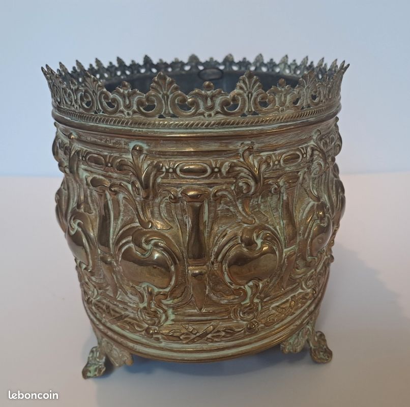 Jardinière Ancienne En Laiton Repoussé – Décor Floral, Pattes De Lion Et Poignées