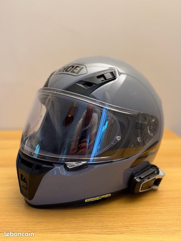 Shoei GT-Air Gris – Très Bon État – Option Cardo Packtalk Bold Vends casque Shoei GT-Air gris brillant en très bon état. Casque premium très confortable, silencieux et idéal pour touring, BMW GS, au (image 2)