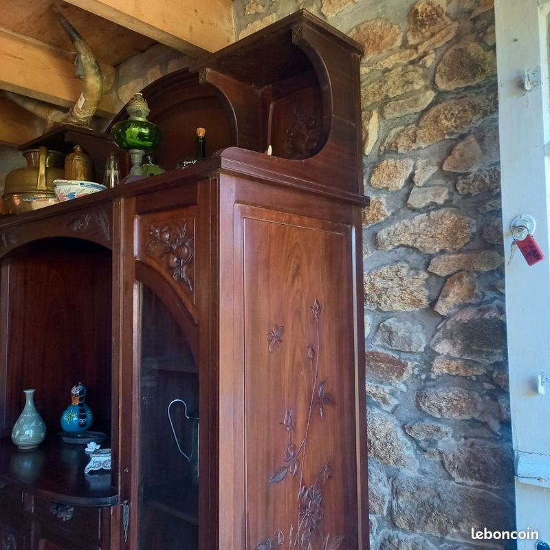 Buffet sculpté en bois exotique (image 2)