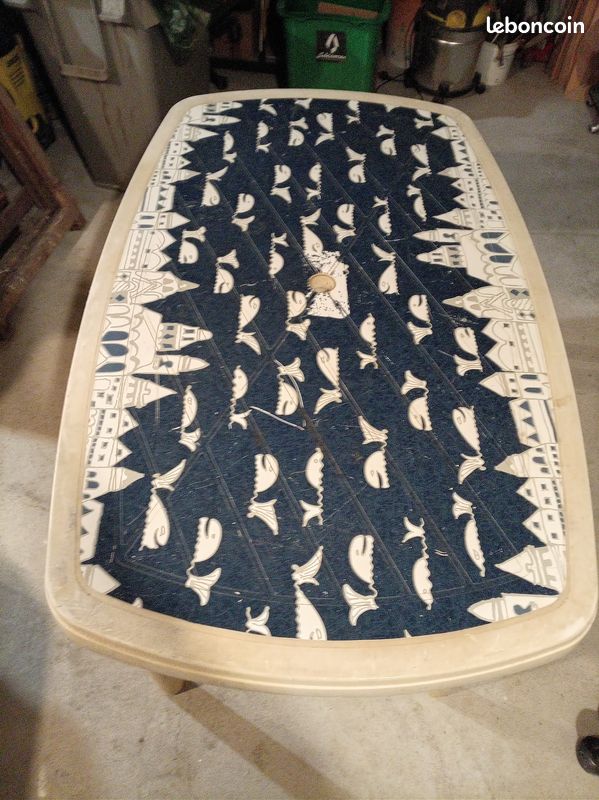 Table plastique extérieur motif baleine (image 1)