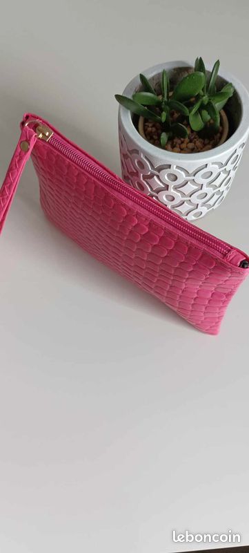 Pochette porte-monnaie rose avec cordon de poignet (image 2)